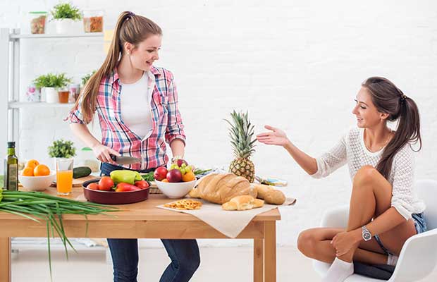 Deux filles à la cuisine pour perdre la graisse du ventre