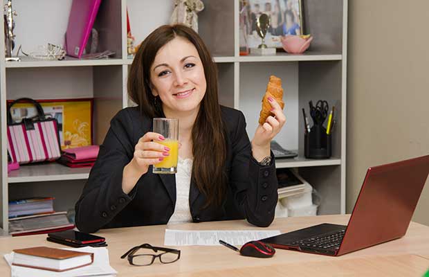 Femme manger nourriture