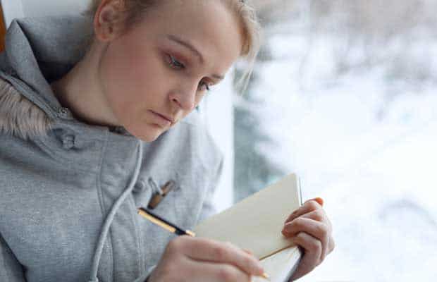 eune fille écrit dans son journal